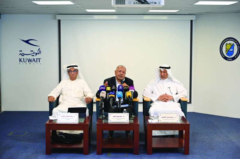 المشاركون في الندوة (تصوير أسعد عبدالله)