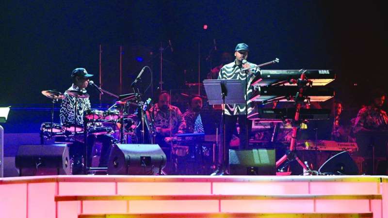 


خالد ومشعل ميامي أشعلا المسرح 