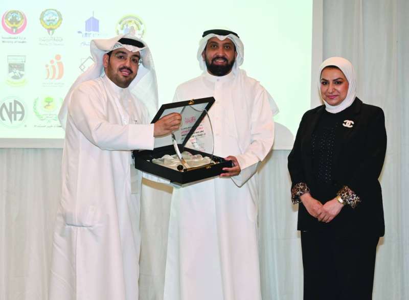 السليماني يتلقى درعاً تذكارية خلال تكريم الجهات المشاركة