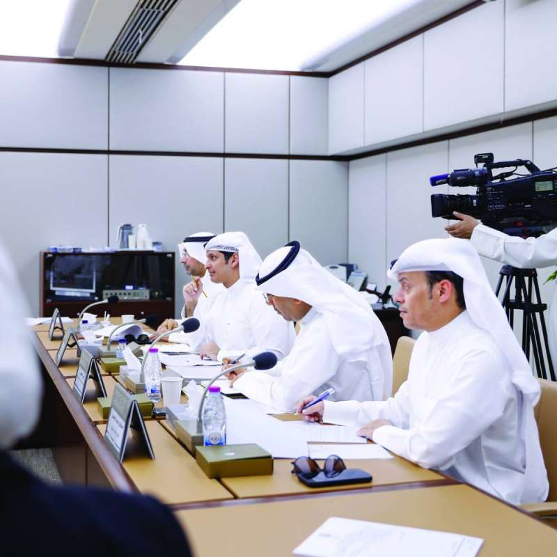 وزير الإعلام خلال حضوره اجتماع اللجنة التعليمية 