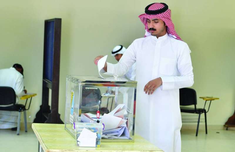 طالب يقترع في كلية الشريعة