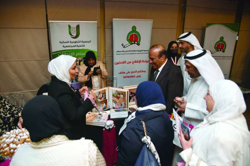 الصالح وقياديو «كان» في جولة على المعرض المرافق لإطلاق الحملة 