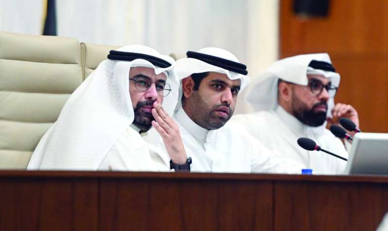 عبدالله المحري مترئساً جلسة المجلس البلدي وبجانبه سعود الدبوس وحسين العجمي	 (تصوير نايف العقلة) 