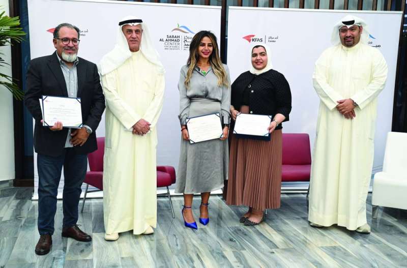 1 تكريم علي حاجية وسارة بو رجيب وشموخ الفيلكاوي (تصوير نايف العقلة)