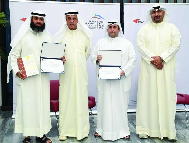  تكريم المخترعين محمد أحمد العنزي ومحمد عبدالله العنزي 