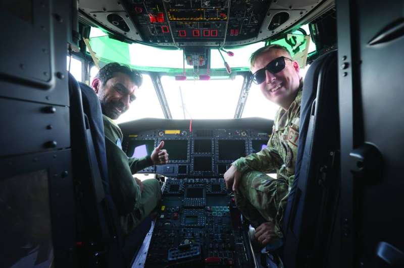 


العقيد بهبهاني والرقيب هاريسون هوبس داخل مروحية «كاراكال» 