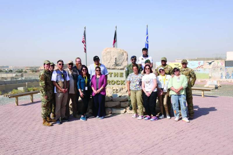 الوفد الإعلامي مع عدد من مسؤولي قاعدة علي السالم الجوية 