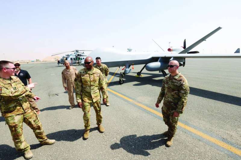 


ضباط في القاعدة أمام الطائرة بدون طيار MQ - 9 	 
