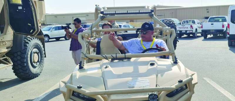 


الزميل خالد الشرقاوي في إحدى المركبات العسكرية 