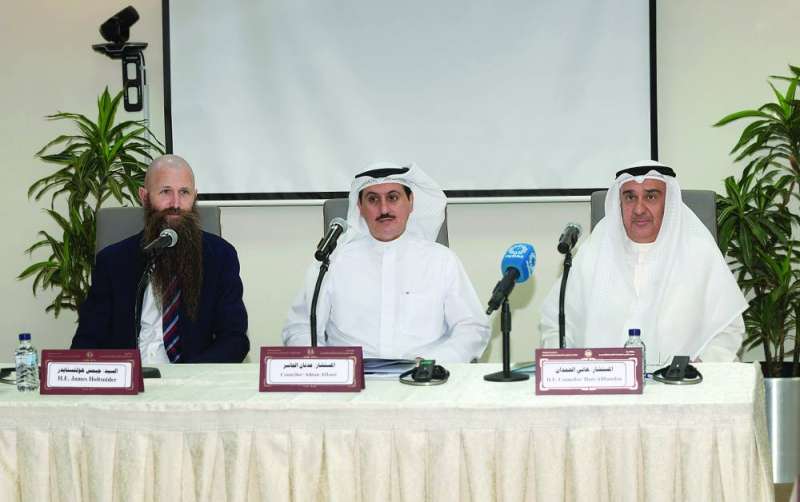 المستشاران هاني الحمدان وعدنان الجاسر وهولتسنايدر في افتتاح أعمال المؤتمر 