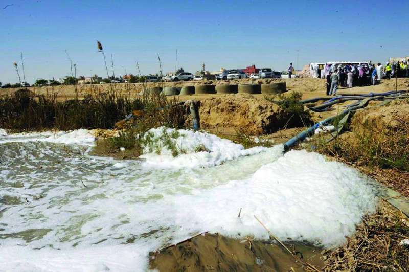 عدم وجود شبكة صرف صحي إحدى المشكلات المزمنة في المدينة 