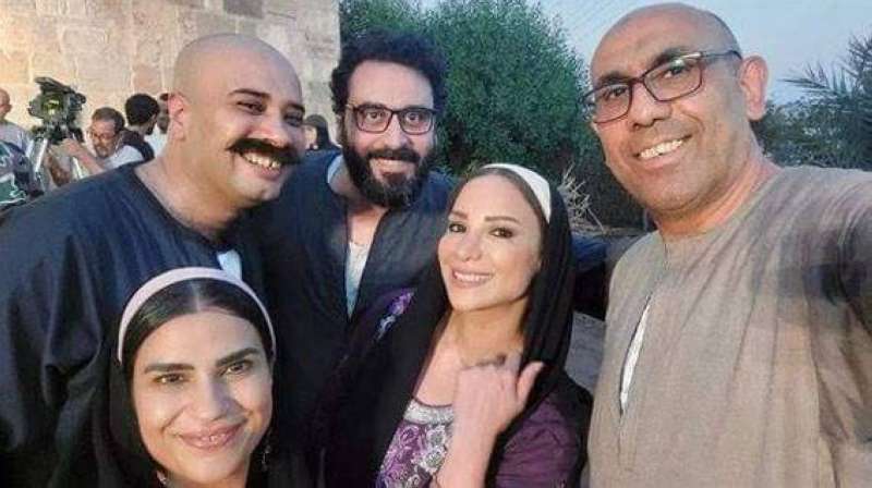 غادة طلعت مع نجوم العمل في كواليس التصوير