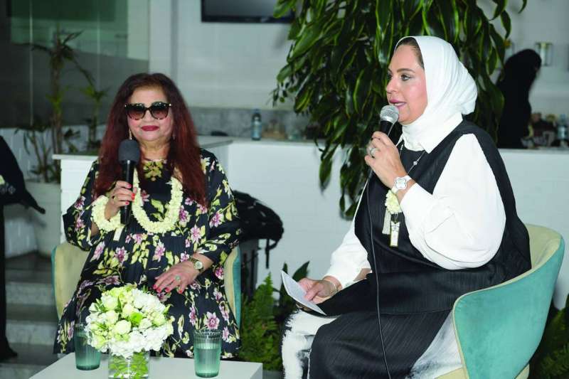 المؤرخة الفهد (يسار) خلال استضافتها في الفعالية 