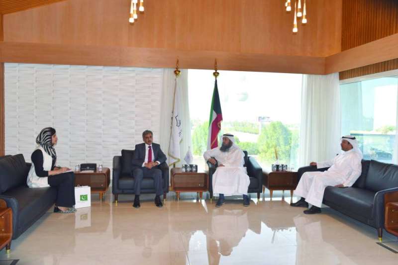 


العتل مستقبلاً السفير الباكستاني 