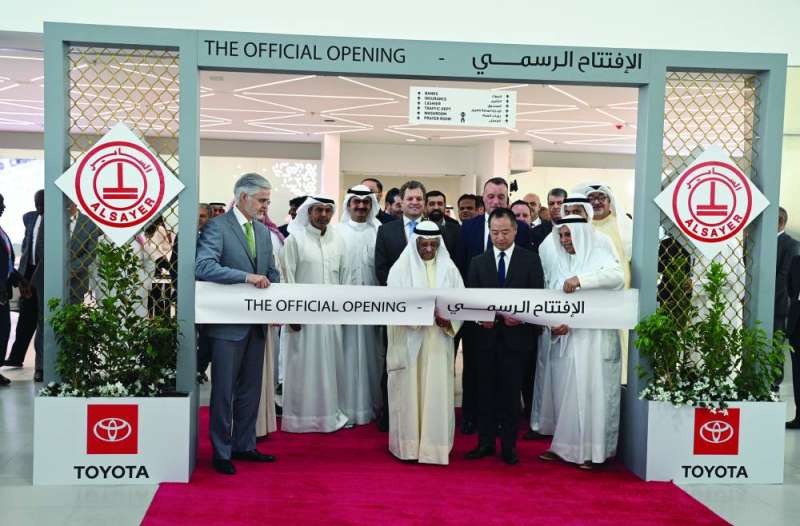 


فيصل بدر الساير يقص شريط افتتاح المعرض بحضور مبارك ناصر الساير وبدر مساعد الساير وأوجيما إييتشيرو وقيادات في «الساير» 	 (تصوير نايف العقلة) 