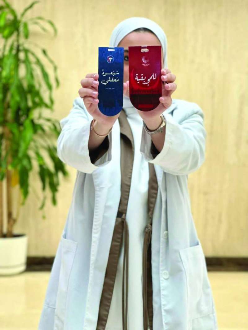 طالبة تحمل شعاري القائمتين 