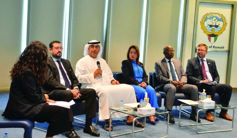 النيادي متحدثاً بحضور عدد من السفراء والديبلوماسيين	 (تصوير سعود سالم) 