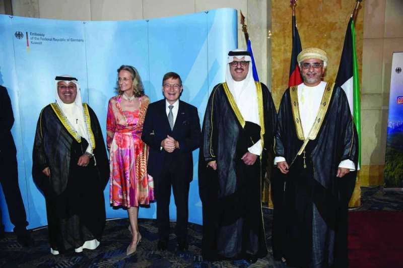 


سفيرا السعودية والبحرين والقائم بالأعمال العُماني مع السفير الألماني وعقيلته 