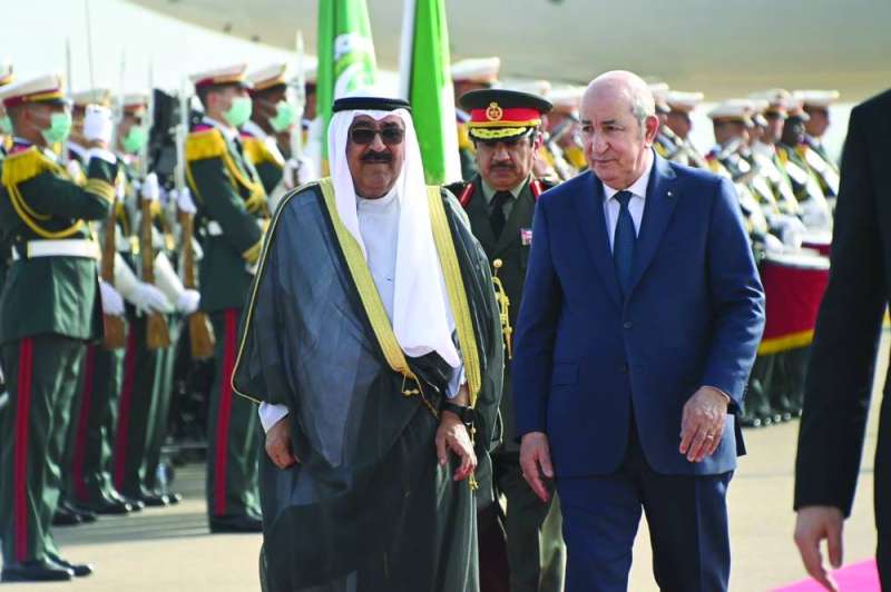 ولي العهد وفي استقباله الرئيس الجزائري خلال مشاركة سموه في القمة العربية بالجزائر (نوفمبر 2022)