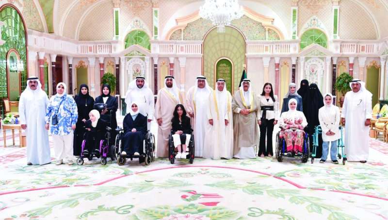 سموه في لقطة جماعية مع الطلبة المتفوقين (يوليو 2023)