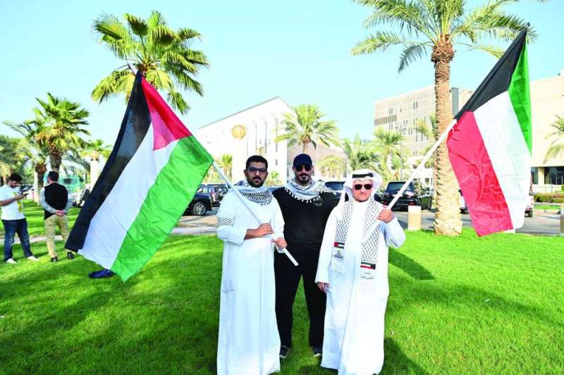 


 رفع العلمين الكويتي والفلسطيني 