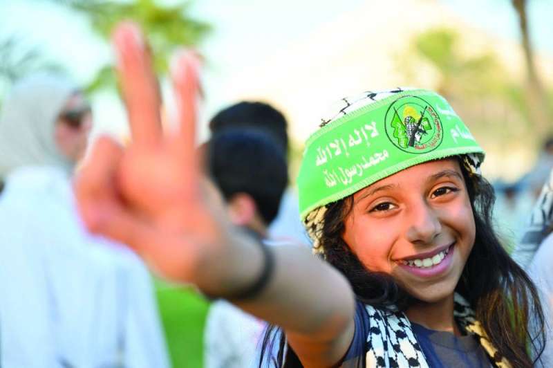 


طفلة ترفع شارة النصر 