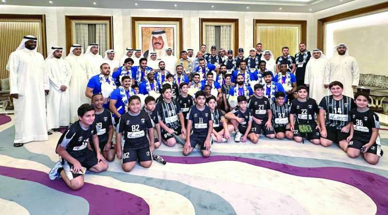 العيبان والبيدان يتوسطان وفد منتخب كرة اليد 