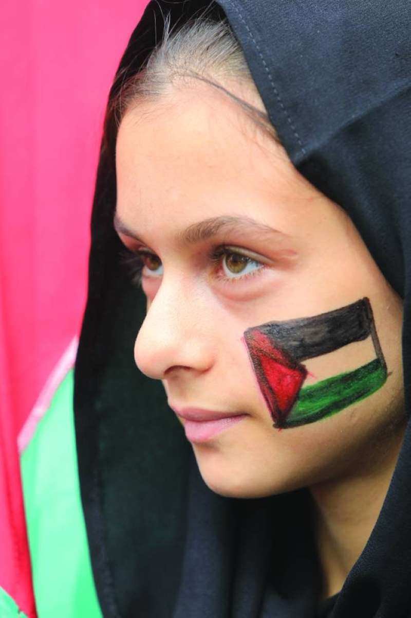 طفلة لبنانية رسمت على وجهها علم فلسطين خلال تظاهرة مؤيدة للفلسطينيين نظمها «حزب الله» في لبنان (ا ف ب)