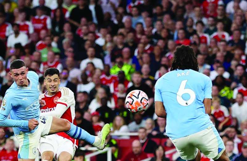 غابريال مارتينيلي مسجلاً هدفه في مرمى مانشستر سيتي