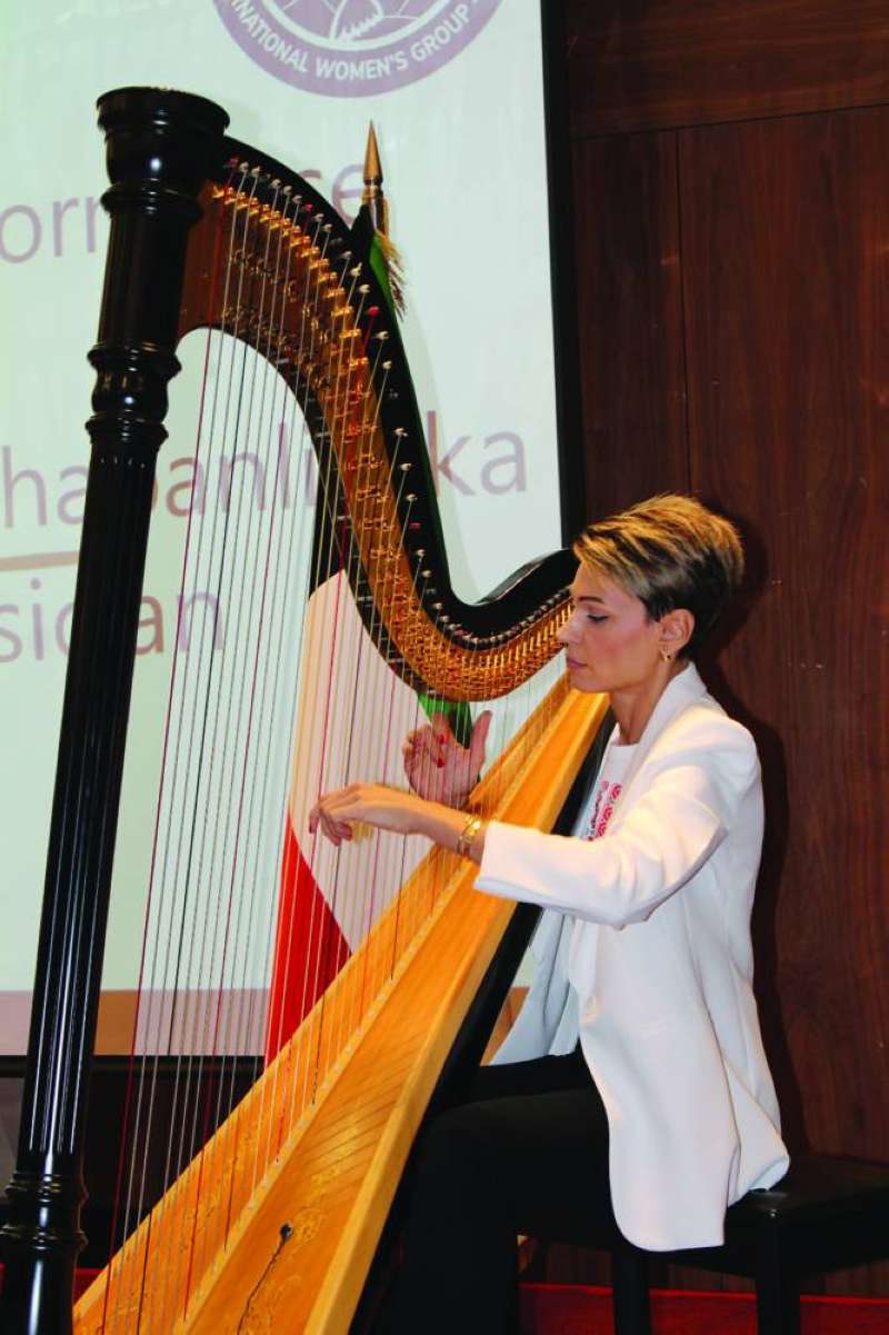 عزف ألحان بلغارية على القيثارة 