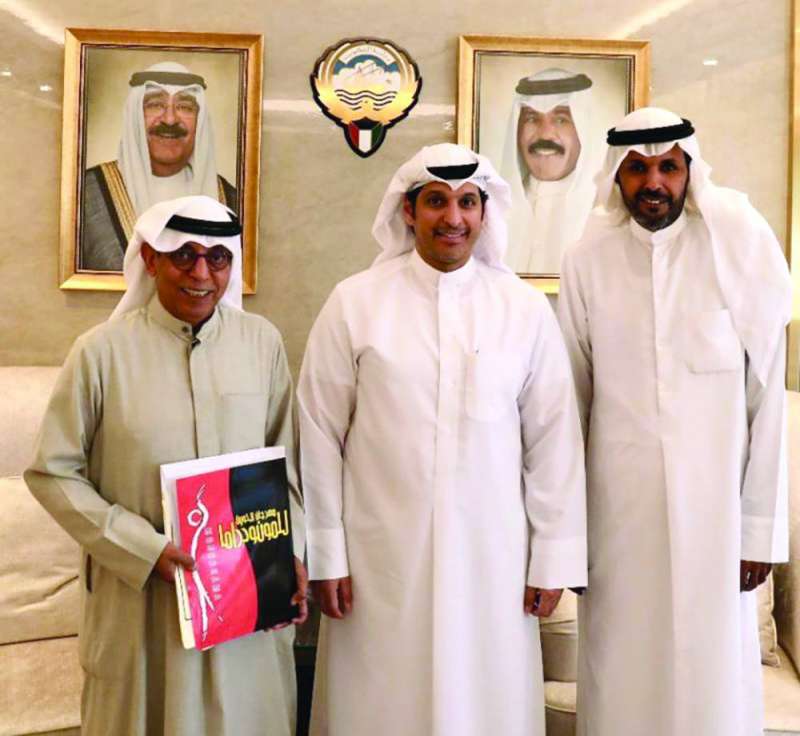 


وزير الإعلام متوسطاً جمال اللهو ومدير المهرجان عبدالله الرويشد 