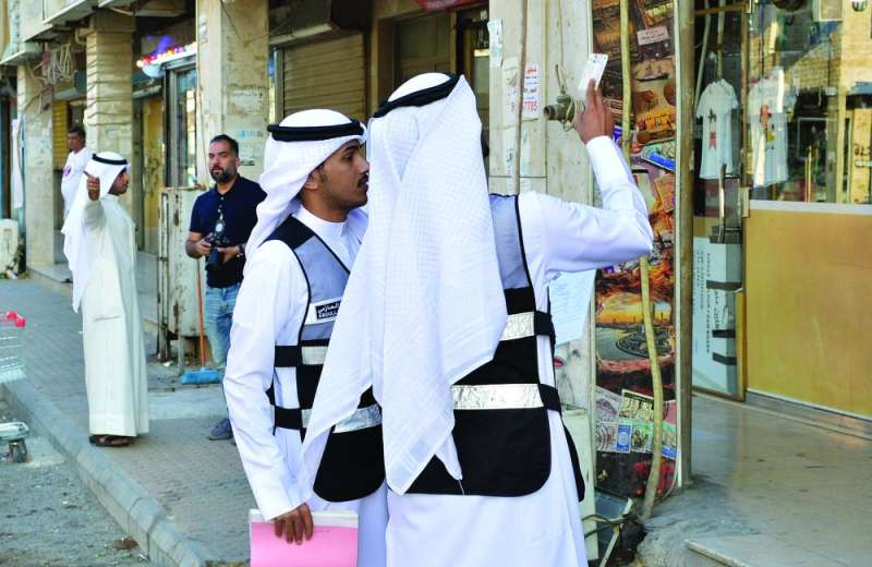 المفتشون خلال الكشف على المحلات المخالفة للائحة الإعلانات 