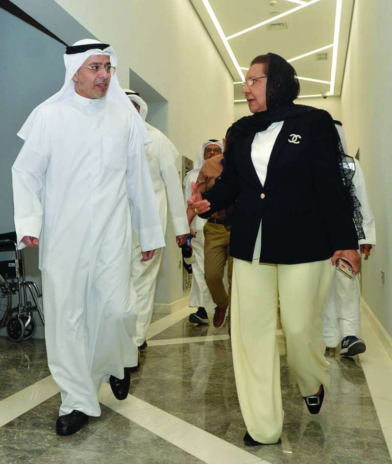 المانع برفقة الحمود أثناء زيارة الجامعة