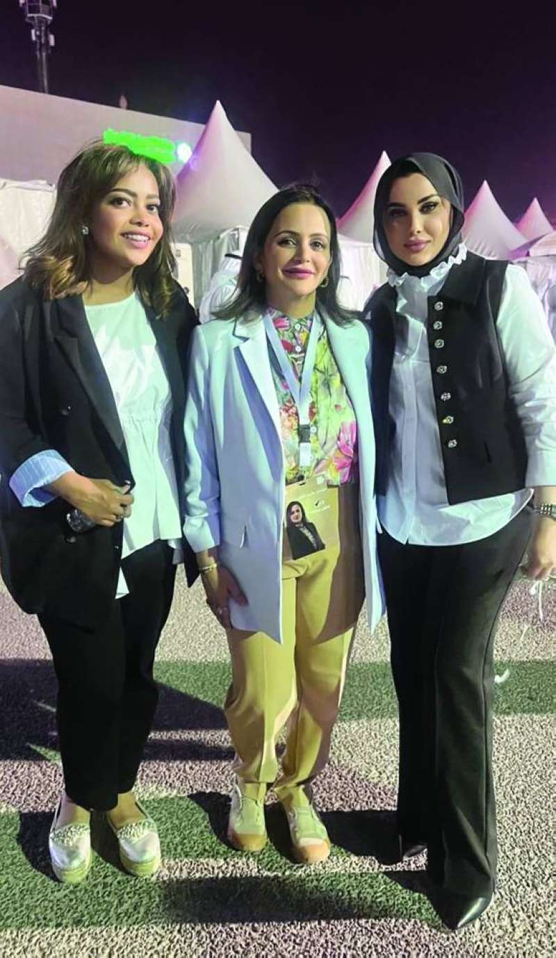 مشاعل الكليب تتوسط هيا المقرون وهدى الكريباني 