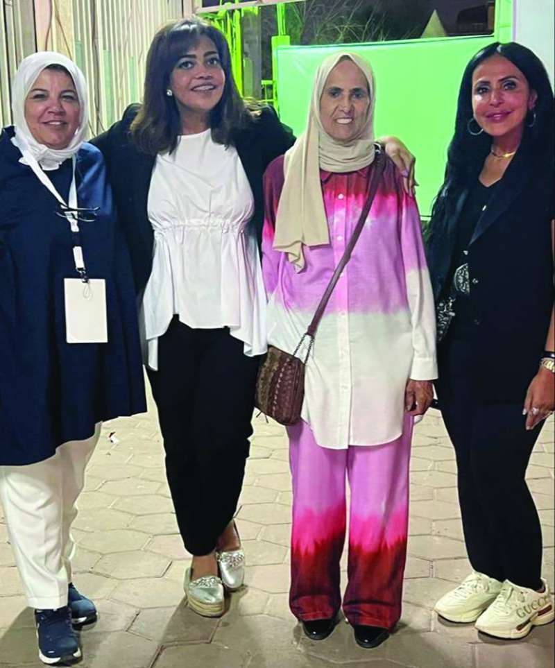 ابتسام الفريح تتوسط هيا المقرون وهناء الخالد ومنيرة الفريح 