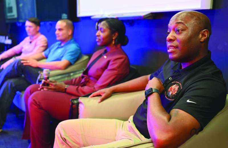 مشاركون في الندوة من السفارة الأميركية والقوات الأميركية