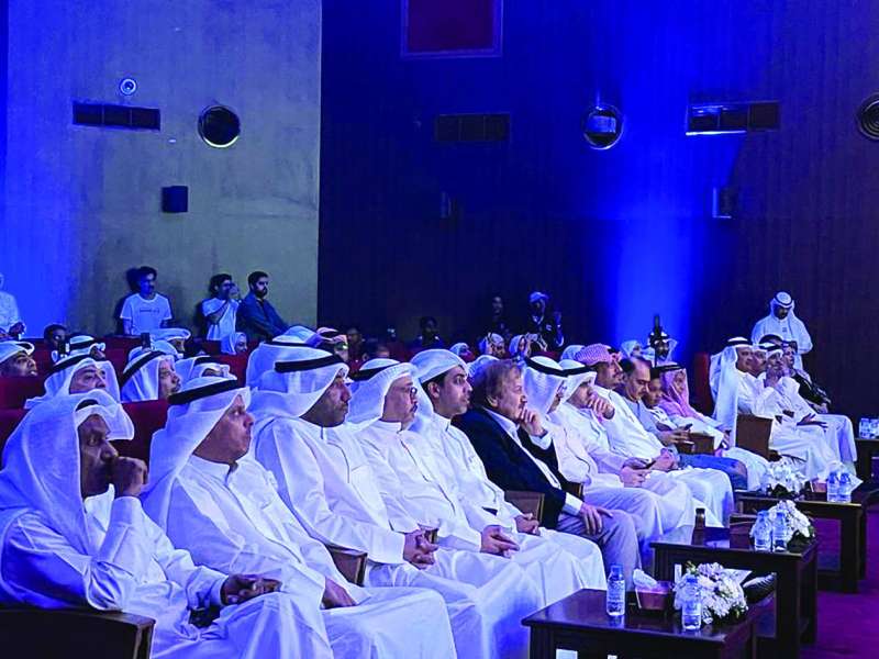 


محمد المنصور يتقدم الحضور 