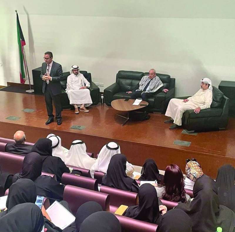 المتحدثون في الحلقة