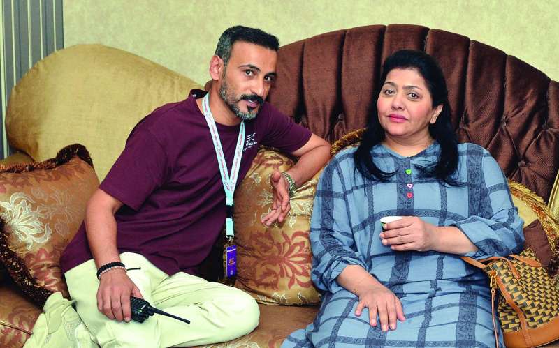 


فاطمة الحوسني مع مدير إدارة الإنتاج مشاري العدواني 