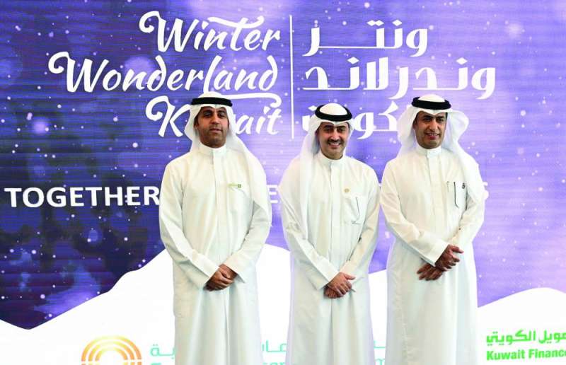 


فاضل الدوسري متوسطاً مزيد الحربي وخالد الشملان 	(تصوير نايف العقلة) 