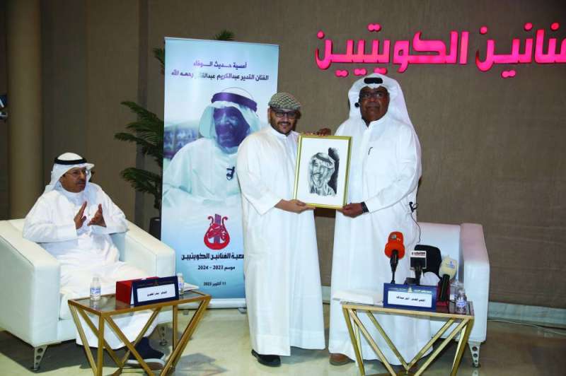 


لوحة فنية لعبدالكريم... إهداء لجمعية الفنانين 