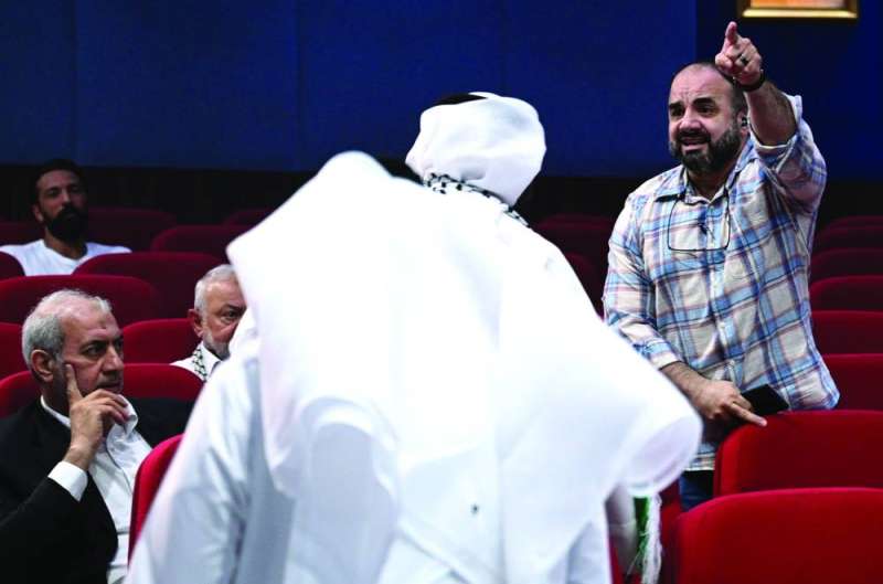 


المواطن الفلسطيني الذي هاجم السفير بعد انسحابه 