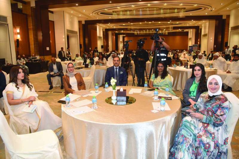 السفير الهندي وعدد من الحضور في الحلقة النقاشية 