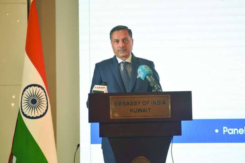 السفير سويكا متحدثاً في الحلقة النقاشية 