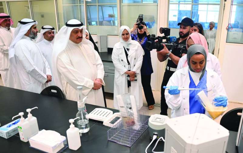 


الوزير خلال جولة في المختبر	 (تصوير نايف العقلة) 