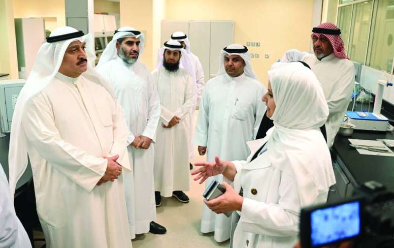 العوضي يستمع لشرح من الفليج