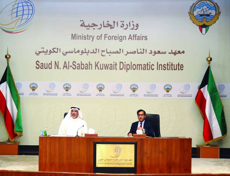 


الدكتور مبارك الهاجري ورحمن تشيشتي 