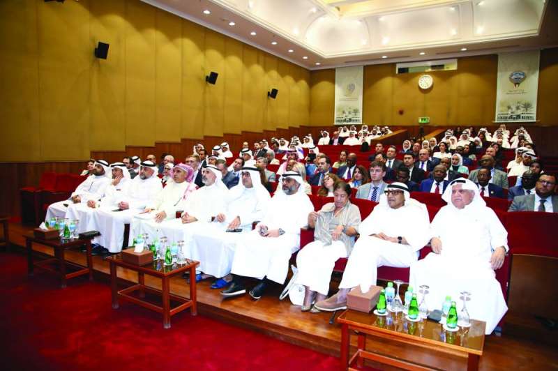 جراح الجابر والعديد من الديبلوماسيين في مقدم الحضور خلال الندوة