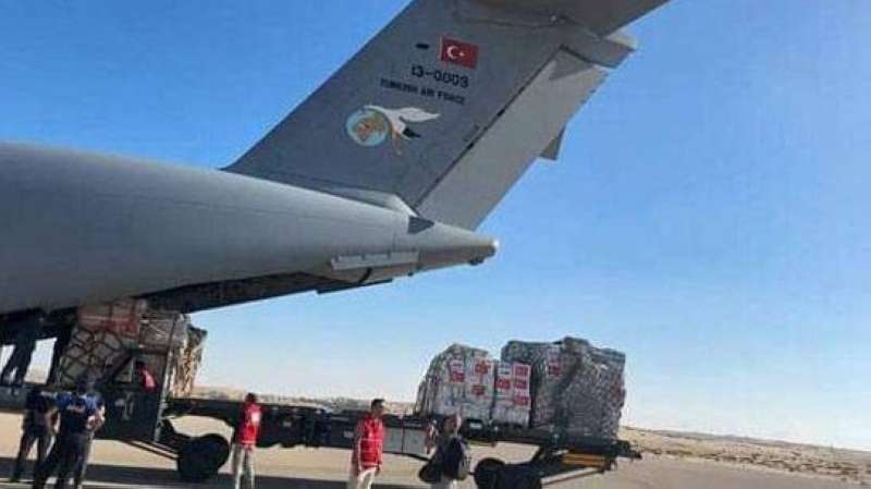 طائرة محملة بمواد إغاثية في مطار العريش