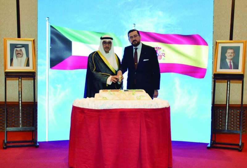 


السفير الاسباني ومساعد وزير الخارجية لشؤون أوروبا خلال قطع قالب الحلوى 